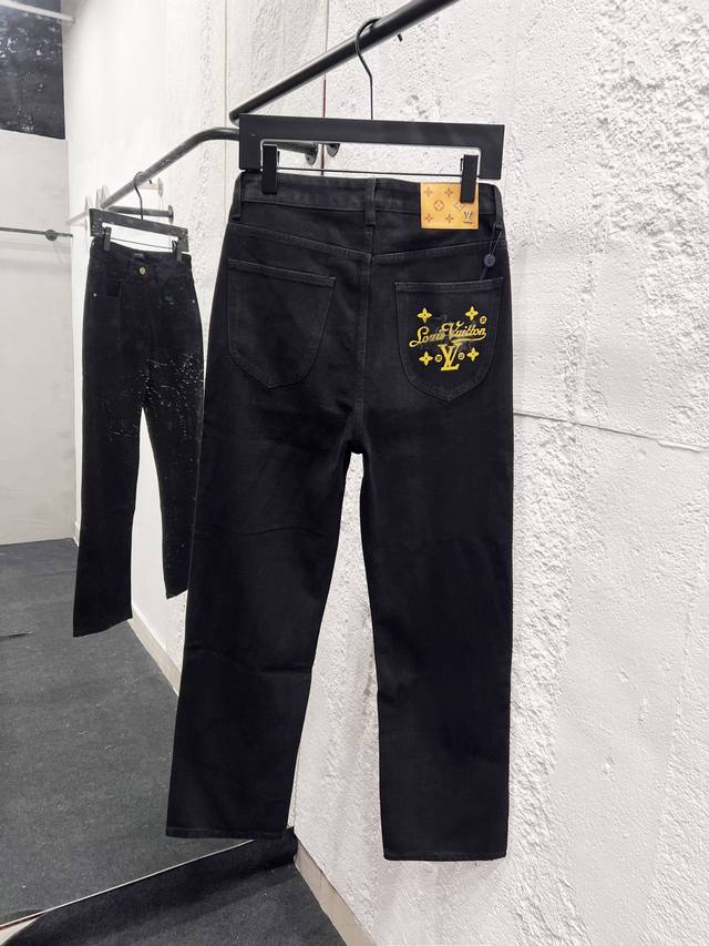 款号：H959 Louis Vuitton Ss25 纯棉水洗卡通印花牛仔裤 男女款白色 顶级天花板品质 不同水洗质感的款式，对腿细腿粗人士十分友好，直筒修身的