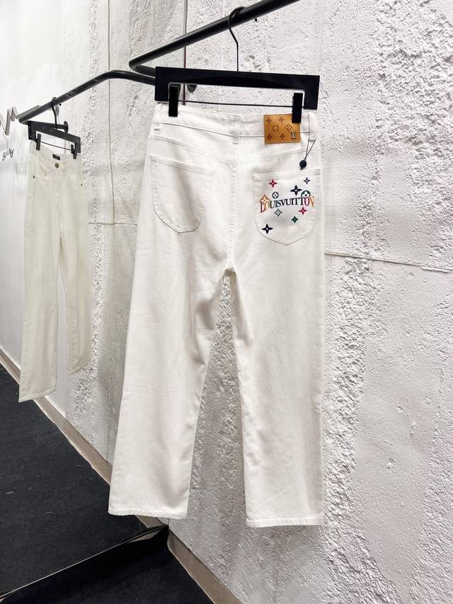 款号：H958 Louis Vuitton Ss25 纯棉水洗卡通印花牛仔裤 男女款白色 顶级天花板品质 不同水洗质感的款式，对腿细腿粗人士十分友好，直筒修身的