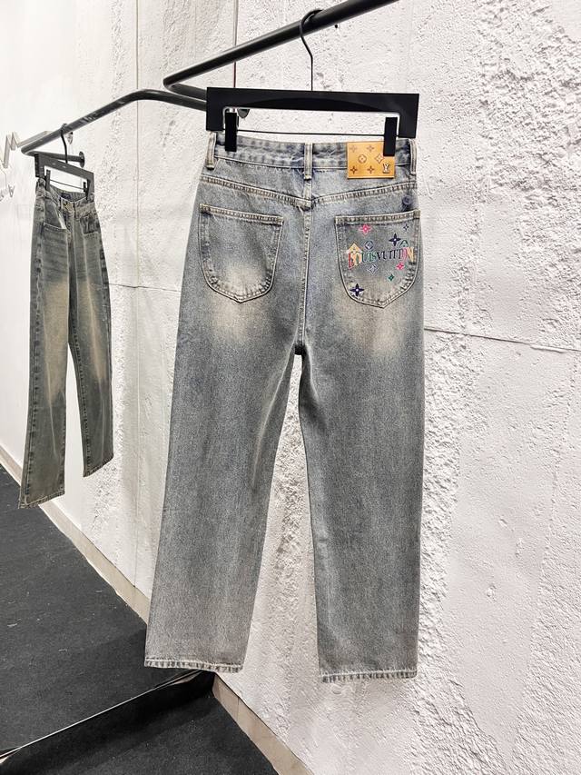 款号：H957 Louis Vuitton Ss25 纯棉水洗卡通印花牛仔裤 男女款白色 顶级天花板品质 不同水洗质感的款式，对腿细腿粗人士十分友好，直筒修身的