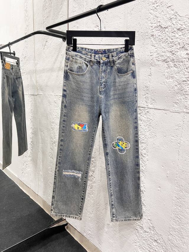款号：H951 Louis Vuitton 路易威登 水洗经典破洞卡通印花牛仔裤。 今年为止做的最牛逼的牛仔裤，重度水洗工艺，暗藏玄机的细节非常多，这次主推的裤