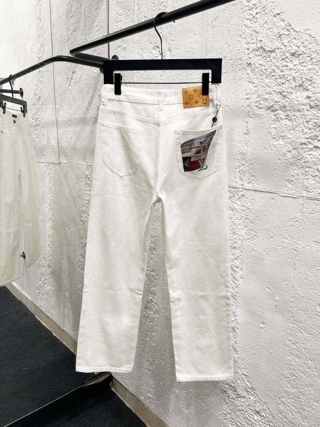 款号：H950 Louis Vuitton &路易威登Lv 25Fw 后口袋花样Logo印花牛仔裤 采用手工定位破坏镂空磨破处理，内衬加上定制老花补丁 全套新款