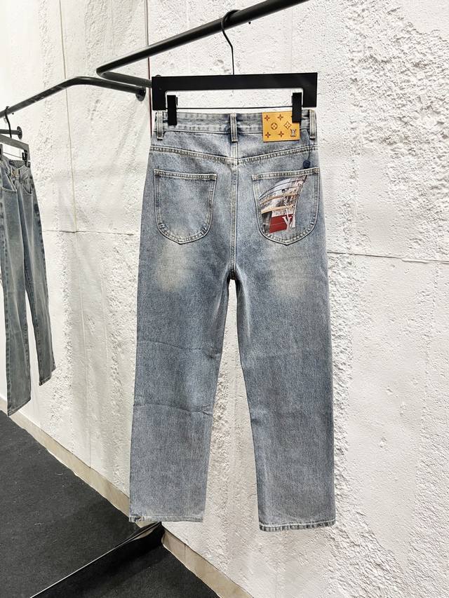 款号：H949 Louis Vuitton &路易威登Lv 25Fw 后口袋花样Logo印花牛仔裤 采用手工定位破坏镂空磨破处理，内衬加上定制老花补丁 全套新款