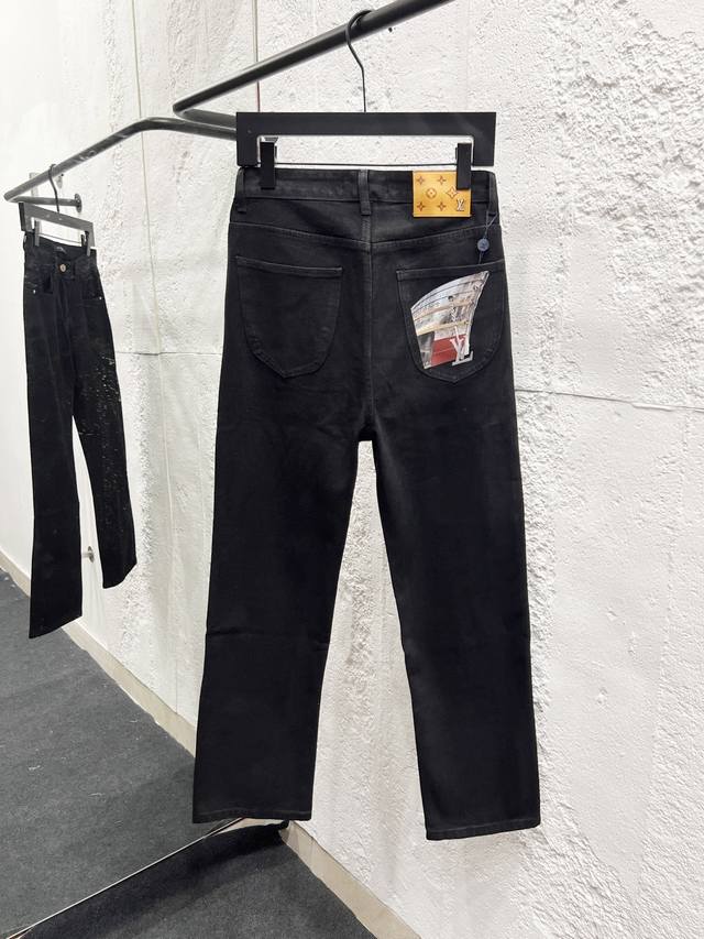 款号：H948 Louis Vuitton &路易威登Lv 25Fw 后口袋花样Logo印花牛仔裤 采用手工定位破坏镂空磨破处理，内衬加上定制老花补丁 全套新款