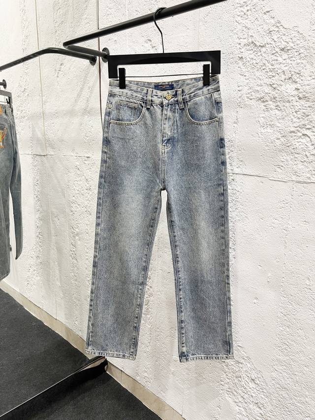 款号：H947 Louis Vuitton &路易威登Lv 25Fw 后口袋花样Logo印花牛仔裤 采用手工定位破坏镂空磨破处理，内衬加上定制老花补丁 全套新款