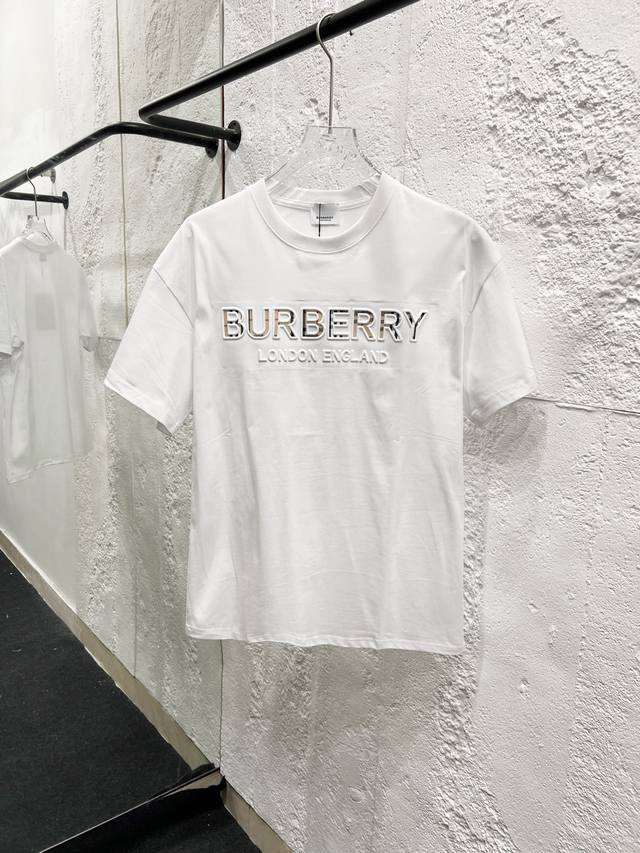 款号：T52 Burberry & 巴宝莉 Fw25 胸前格纹刺绣字母圆领短袖T恤 男女同款 友友们，Cd 2025春夏新款短袖圆领T恤，迫不及待来分享。它设计