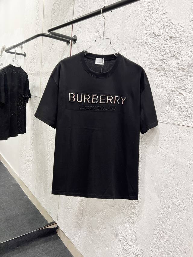 款号：T51 Burberry & 巴宝莉 Fw25 胸前格纹刺绣字母圆领短袖T恤 男女同款 友友们，Cd 2025春夏新款短袖圆领T恤，迫不及待来分享。它设计