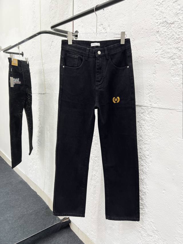 款号：H920 巴黎世家 & Balenciaga 经典新款数码直喷印花刺绣牛仔裤 采用了独特的工艺，层次感丰富，给人一种艺术感十足的视觉享受 而且这种工艺还让