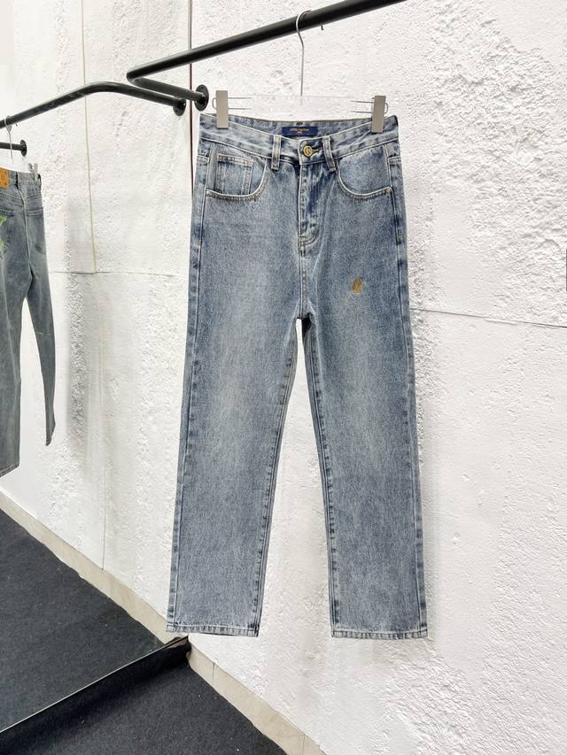 款号：H919 Louis Vuitton &路易威登Lv 25Fw 后口袋花样Logo印花牛仔裤 采用手工定位破坏镂空磨破处理，内衬加上定制老花补丁 全套新款