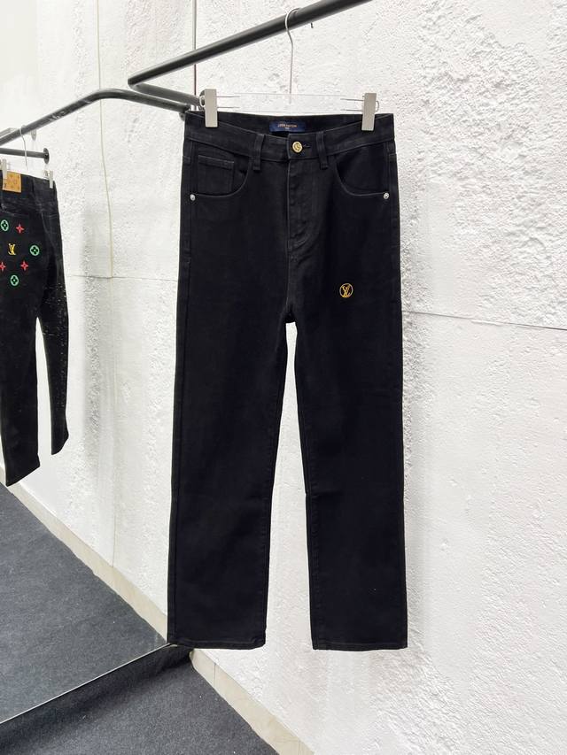 款号：H917 Louis Vuitton &路易威登Lv 25Fw 后口袋花样Logo印花牛仔裤 采用手工定位破坏镂空磨破处理，内衬加上定制老花补丁 全套新款