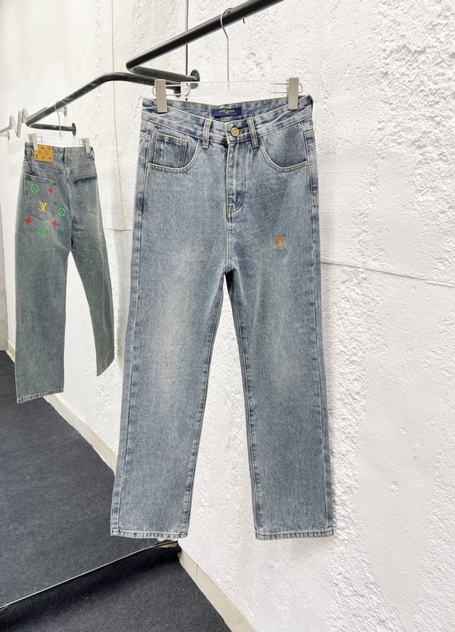 款号：H916 Louis Vuitton &路易威登Lv 25Fw 后口袋花样Logo印花牛仔裤 采用手工定位破坏镂空磨破处理，内衬加上定制老花补丁 全套新款