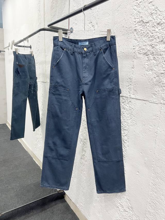 款号：H912 Prada & 普拉达三角标牛仔裤2025最新品，专柜同步有售，原单狠货，水洗休闲牛仔裤，进口原版水洗弹力面料，舒适有弹性，原版五金辅料装饰Lo