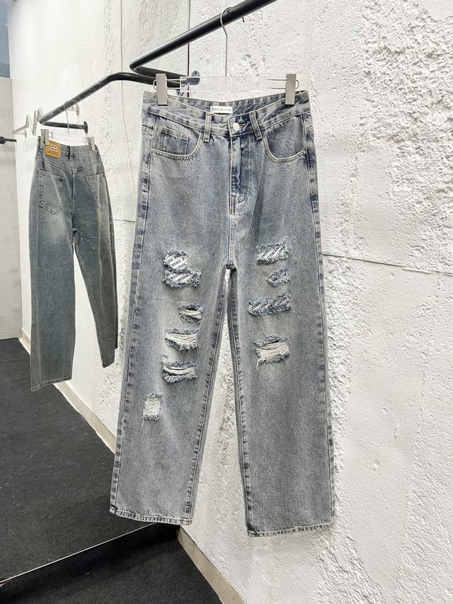 款号：H909 巴黎世家 & Balenciaga 经典新款破洞长款Logo牛仔裤 采用了独特的工艺，将北极光如梦似幻的色彩完美演绎