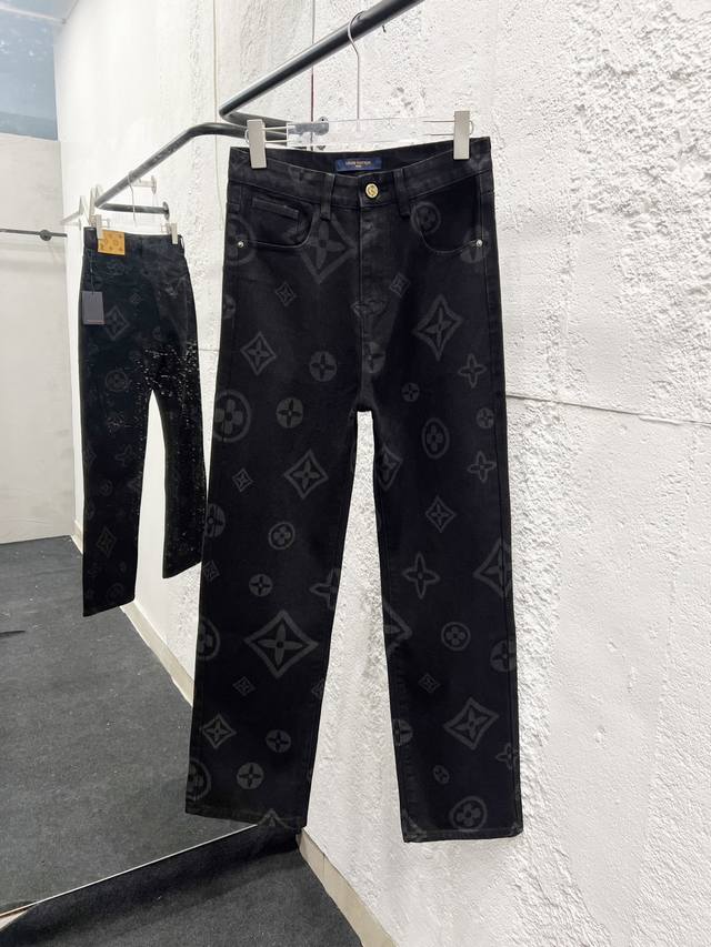 款号：H902 Louis Vuitton & 路易威登 Lv经典满印Logo牛仔裤 原版采购开发版型工艺制作高版本 采用水洗牛仔面料 经过特殊的洗水工艺 扎染