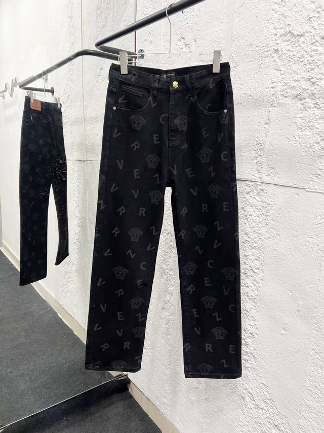 款号：897 Versace & 范思哲 经典满印Logo牛仔裤 原版采购开发版型工艺制作高版本 采用水洗牛仔面料 经过特殊的洗水工艺 扎染步骤 多次洗水致牛仔