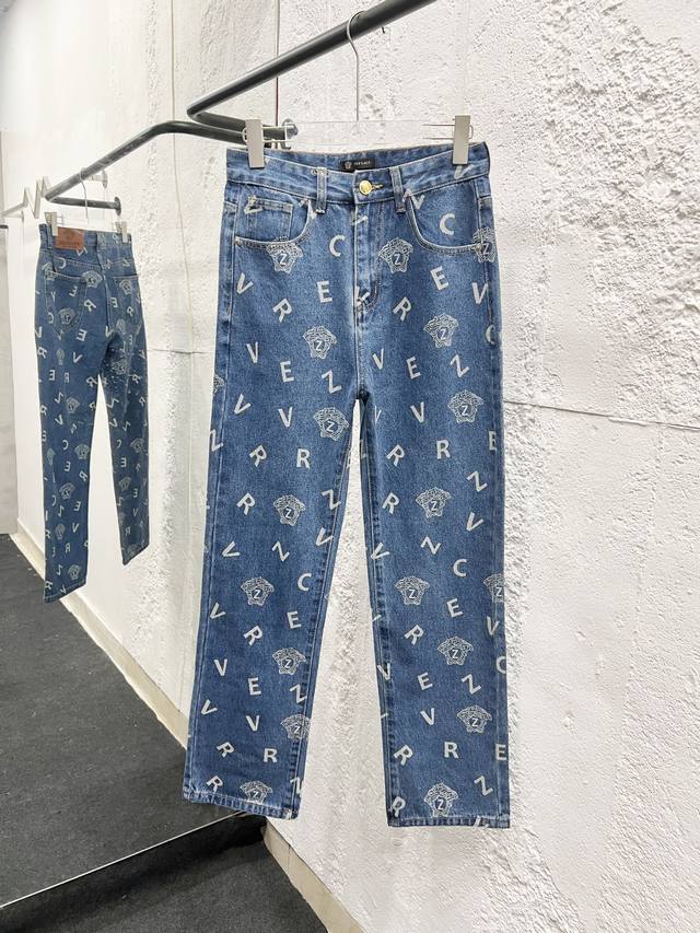 款号：896 Versace & 范思哲 经典满印Logo牛仔裤 原版采购开发版型工艺制作高版本 采用水洗牛仔面料 经过特殊的洗水工艺 扎染步骤 多次洗水致牛仔