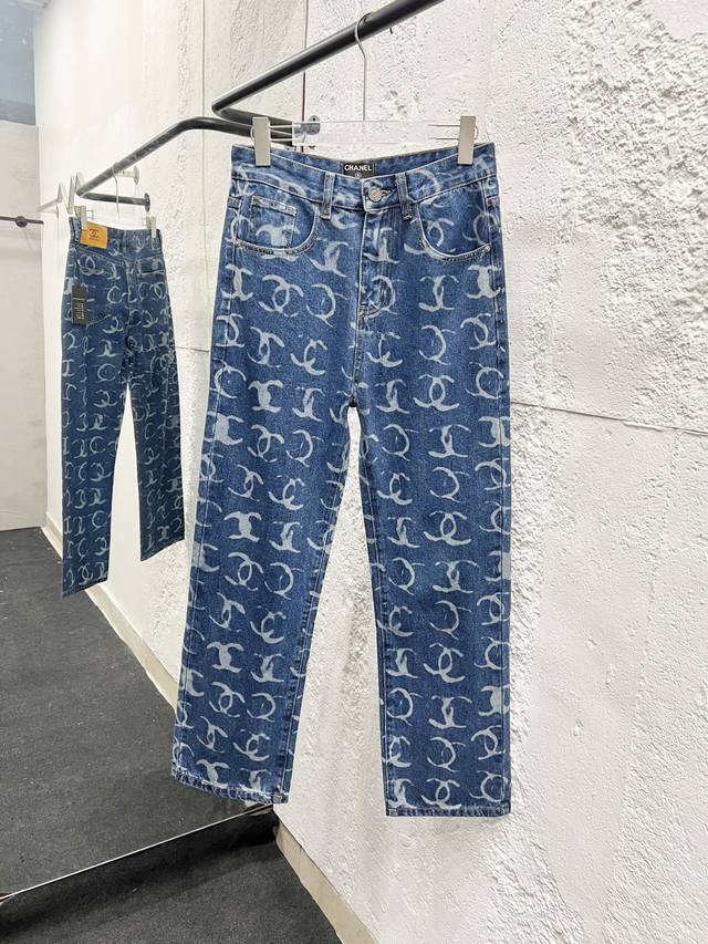 款号：895 Chanel & 香奈儿 Ch经典满印Logo牛仔裤 原版采购开发版型工艺制作高版本 采用水洗牛仔面料 经过特殊的洗水工艺 扎染步骤 多次洗水致牛
