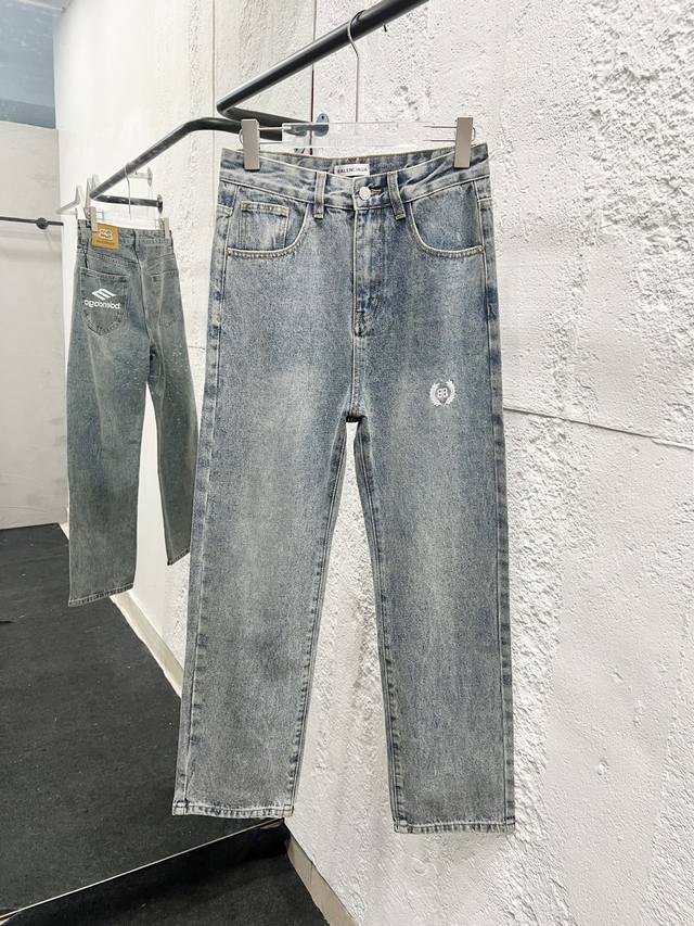 款号：H893 巴黎世家 & Balenciaga 经典新款字母印花Logo牛仔裤 采用了独特的工艺，将北极光如梦似幻的色彩完美演绎