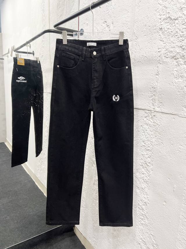 款号：H892 巴黎世家 & Balenciaga 经典新款字母印花Logo牛仔裤 采用了独特的工艺，将北极光如梦似幻的色彩完美演绎