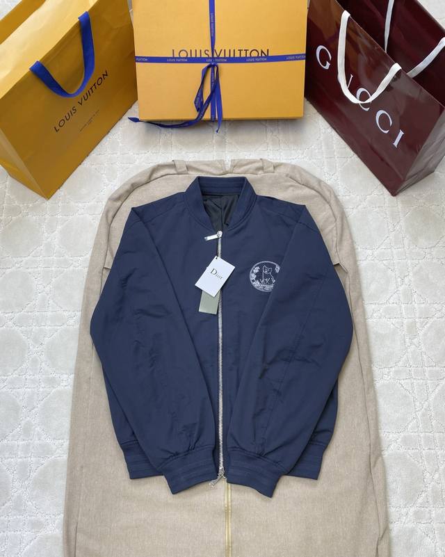 Dior 2025 胶囊系列联名款飞行夹克 胸前Logo采用绣花工艺，带有Stone Lsland标志性明星品牌签名 码数:46 48 50 52