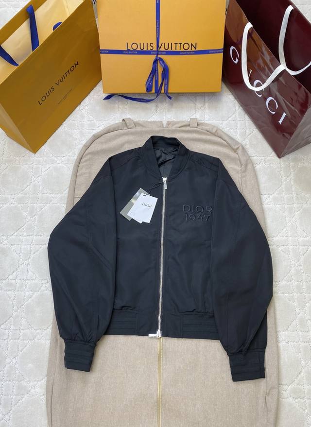 Dior 1947纪念款飞行夹克 面料采用75%长绒棉加25%的氨纶，面料柔软舒适滑爽 内里图案采用提花工艺 胸前后背Logo采用品牌诞生纪念时间作为绣花图案