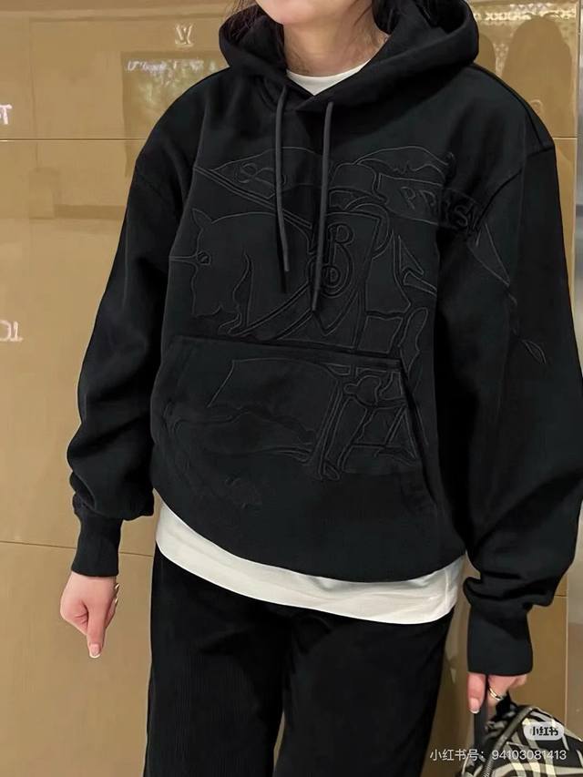 模特图组 款号：Zmr135# Burberry巴宝莉经典战马双层压花刺绣连帽卫衣 面料采用500克纯棉毛圈高克重 整件衣服全部三针走线 双层战马压花刺绣 细节