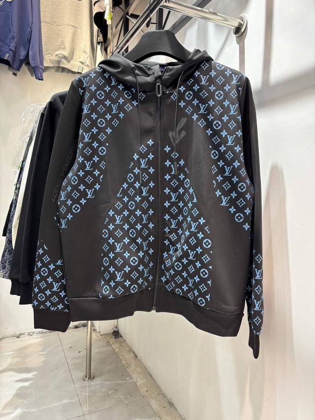 款号：Zmr129# Lv 路易威登官网新款限定拼接满印老花色温拉链外套夹克 采用高端进口太空棉面料 ，衣身塑形感很强，全身定位Logo 丝网印花，帽兜抽绳拉链