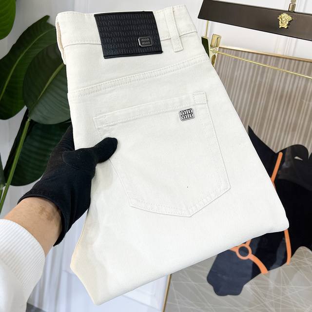 谬谬 2640Ss春夏款牛仔裤。原单1:1制作，日常必备的完美之选，简单大气亦时尚有型，定制进口丹宁面料 ，重工洗水工艺，做工复杂工艺精湛。轻松迎合四季需要，手