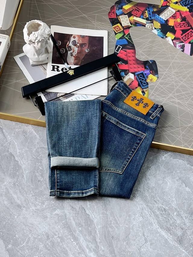 克罗芯 40Ss春夏新款牛仔裤。原单1:1制作，日常必备的完美之选，简单大气亦时尚有型，定制进口丹宁面料 ，重工洗水工艺，做工复杂工艺精湛。轻松迎合四季需要，手