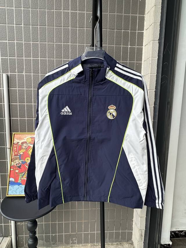 款号：Tt66 皇马 阿迪达斯三叶草 Adidas Originals 品牌Logo图案户外休闲拼色条纹运动拉链立领复古夹克 试了两套不同风格的衣服 在试衣间已
