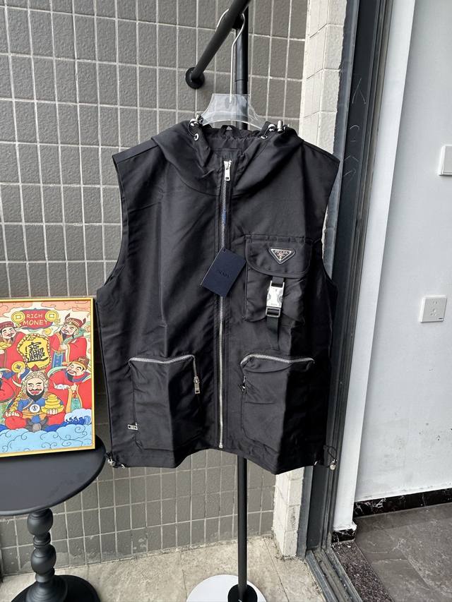 纯原 款号：Tt64 上新 Prada丨普拉达 24Ss 再生尼龙纯色大口袋拉链连帽无袖马甲 原版订制高密度尼龙面料 上身质感满满 全套定制五金 细节完美到极致