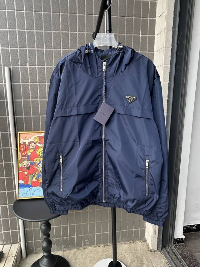 原单 款号：Tt63 上新 Prada丨普拉达 经典款再生尼龙徽章拉链外套 新一季的男装充满现代感与科技感，将时装美学与户外元素混搭结合，在设计基调方面继续沿袭