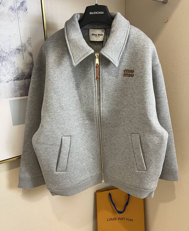 Size：S M L 单配色 男女同款 Miumiu 缪缪 高科技面料三层复合加厚廓形宽松版翻领夹克刺绣真皮Logo字母拉锁外套真的是太懂时尚了#男孩阵营 #M