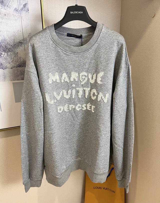 Size：S M L Xl 单配色 男女同款 Lv路易家2025Fw秋冬新品立体毛线绣圆领棉质运动衫 本款运动衫取材柔软棉布，为经典休闲设计注入瞩目格调。粗线刺