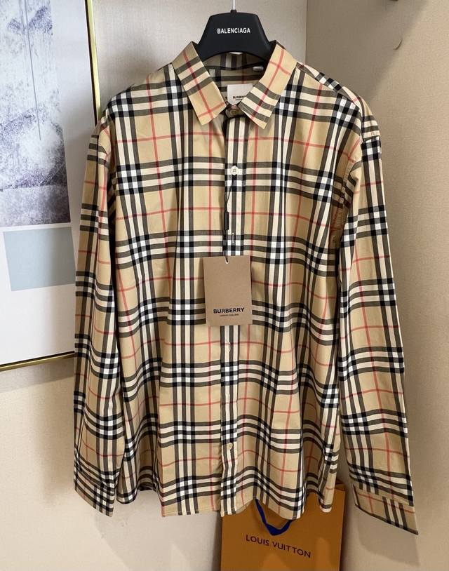 Size:Xs S M L 单配色 男女同款 Burberry巴宝莉经典格纹衬衫、经典格子基础款长袖衬衫，经典色永不过时 精选棉府绸面料打造，纽扣采用贝壳纽扣，