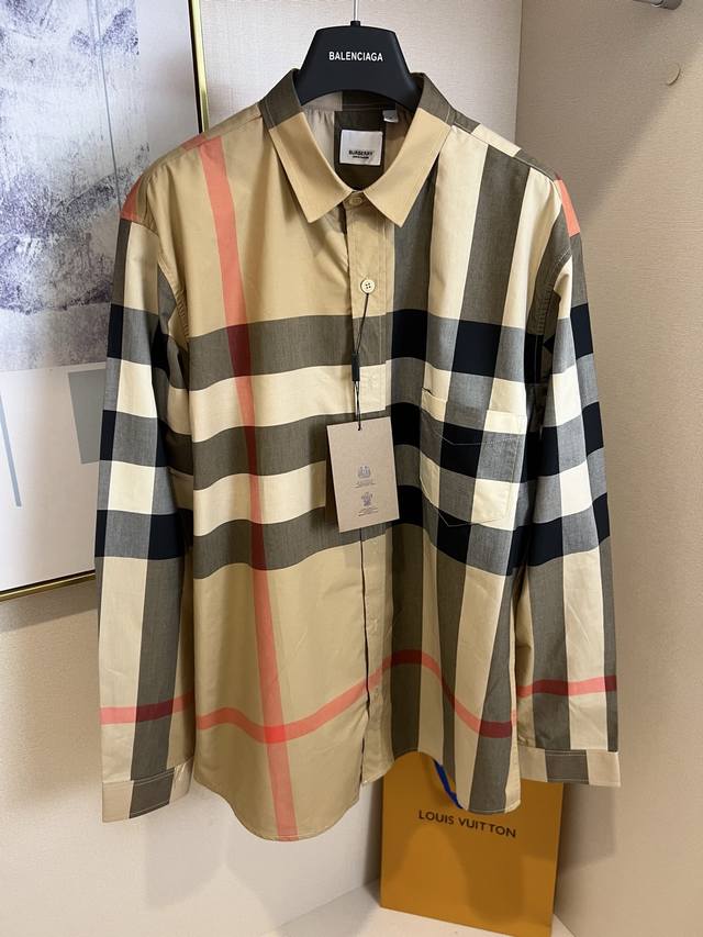 Size:Xs S M L 单配色 Burberry巴宝莉经典格纹衬衫、英伦风尚 Burberry 格纹棉府绸衬衫、经典到永不过时！标志性的格纹元素，棕褐配色交