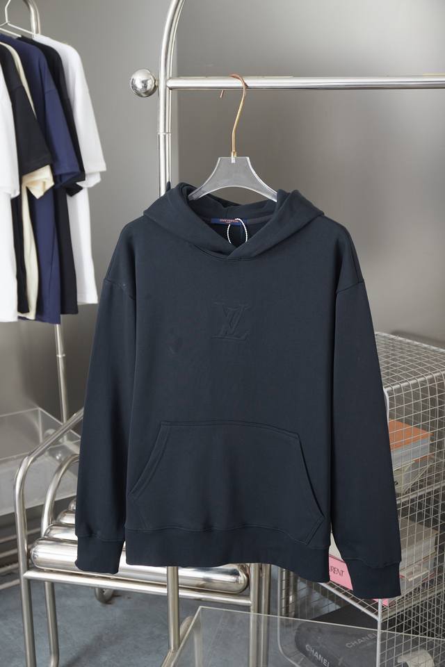 路易 1V 25Fw秋冬 Lv压凸刺绣连帽卫衣 轻奢主义 男女日常通勤穿搭必备单品 正确版本 欢迎对比 详细特征 采用480克纯棉双纱鱼鳞毛圈面料 面部无尘烧毛