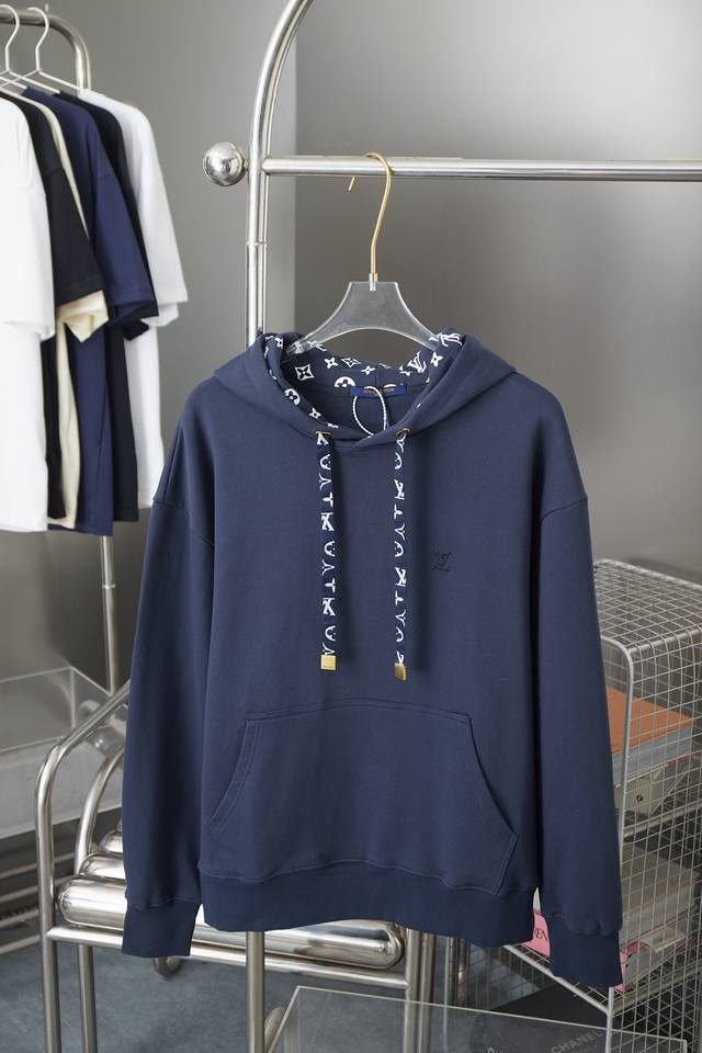 路易 1V 老花印花连帽卫衣 轻奢主义 男女日常通勤穿搭必备单品 正确版本 欢迎对比 详细特征 采用480克纯棉双纱鱼鳞毛圈面料 面部无尘烧毛工艺 底部吸毛 环