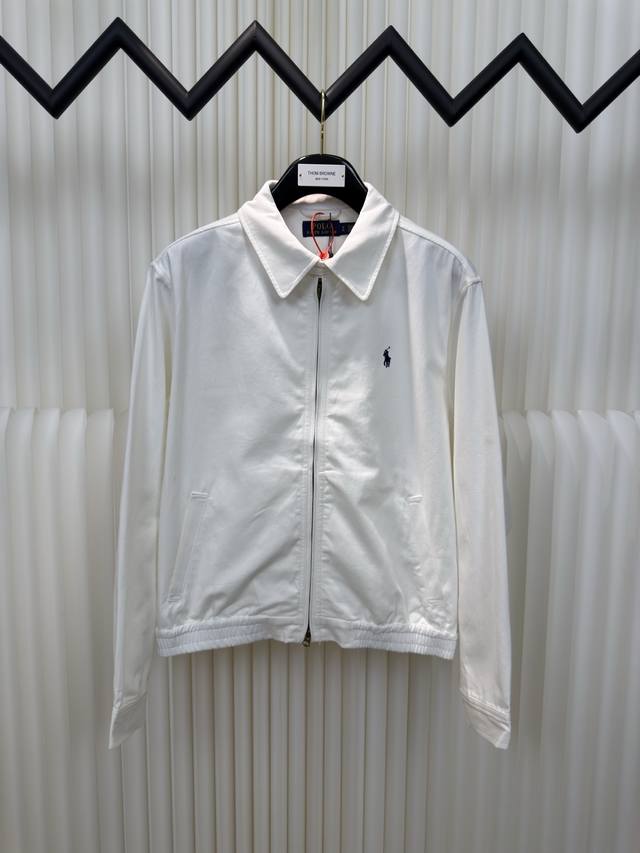 Ralph Lauren 刺绣拉链夹克 定制云绒白斜纹精棉 柔软丝滑 舒适贴肤 以一袭纯净之白 散发着与生俱来的高雅气质 精致的靛蓝小马标点缀其间 辨识度十足