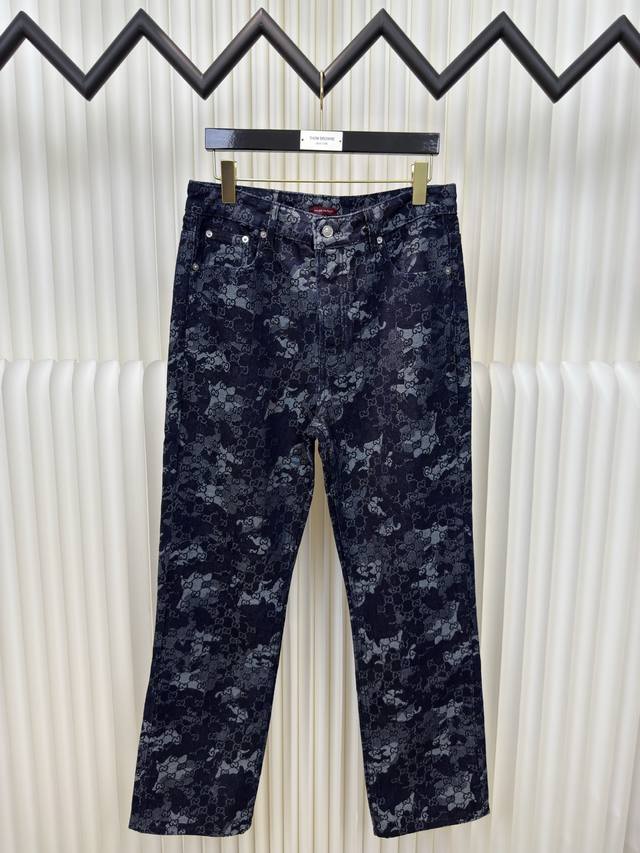 古驰Gucci 满印提花牛仔裤 定制双G丹宁提花牛仔料 温润如棉 舒适贴肤 以深蓝色为底 以象牙白为光 在丹宁经纬间编织流动的奢侈 满印Gg大理石效果图案铺陈其