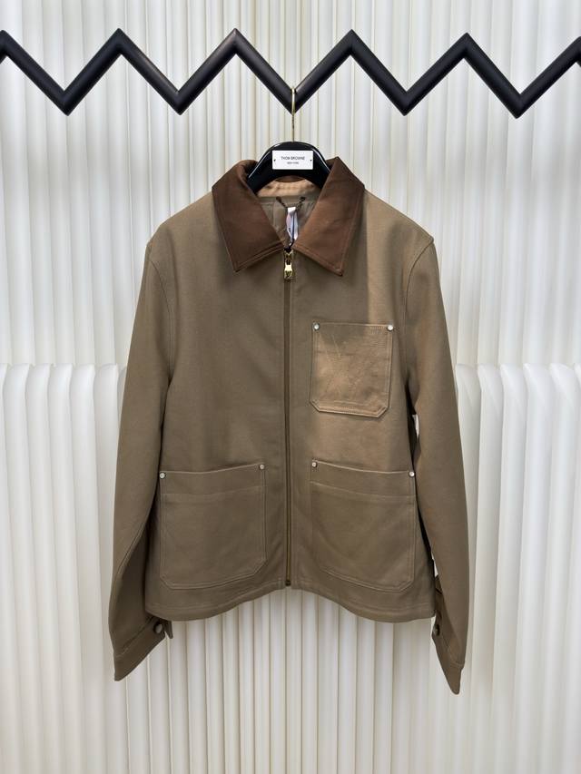 路易威登Lv棉质帆布工装束腰夹克 正品22600购入开发，定染卡哈特珠帆460克面料，定制绒面咖啡色领子280克，进口刺绣，面料酵洗 定制1：1拉链你定制1：1