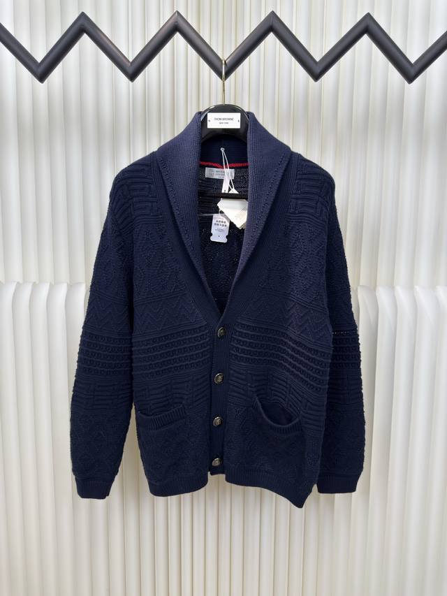 Brunello Cucinelli纯色领排扣针织衫 正品13599购入开发，定染睛棉100%毛料，采用进口织机 5针 毛料提花，毛料酵洗，定制1：1手缝扣，定