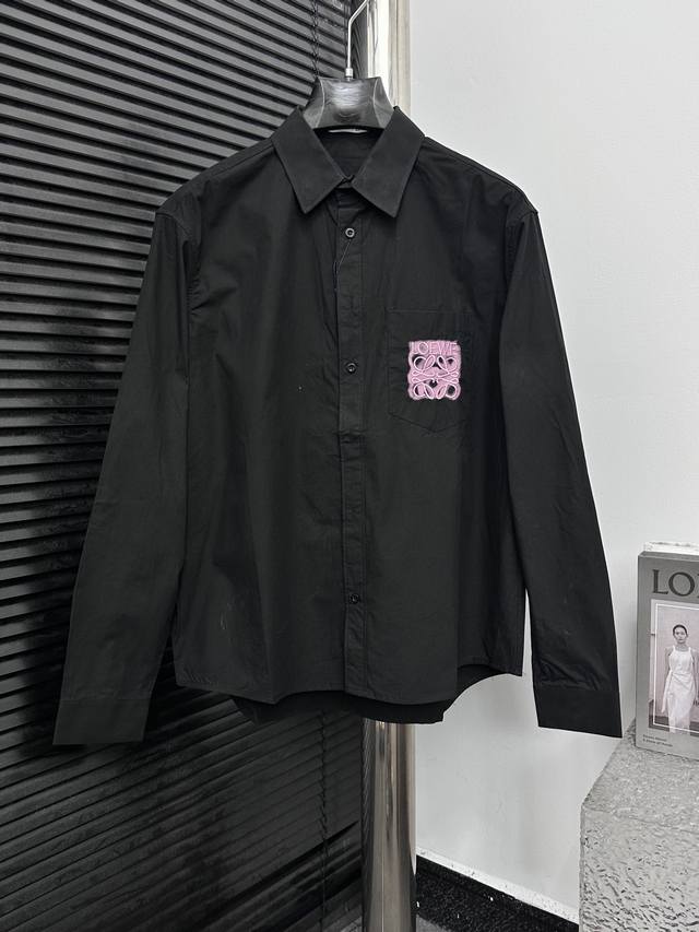 Loewe 罗意威24Ss刺绣条衬衫 定制进口斜纹棉质面料质感舒适细腻丁染条纹撞色胸前口袋与刺绣字母装饰上身慵懒英伦日常通勤度假都可驾驭衬衫穿搭出洋气感，定制面