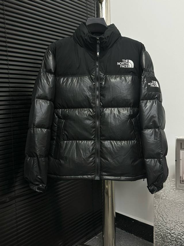 北面大格子 Nuptse 经典款 的字面含义为山的最寒冷、最艰难一面。它也是 的产品能够发挥功能的地方。 。一直致力支持去发现亲近自然。赞助探险家们去征服那些遥