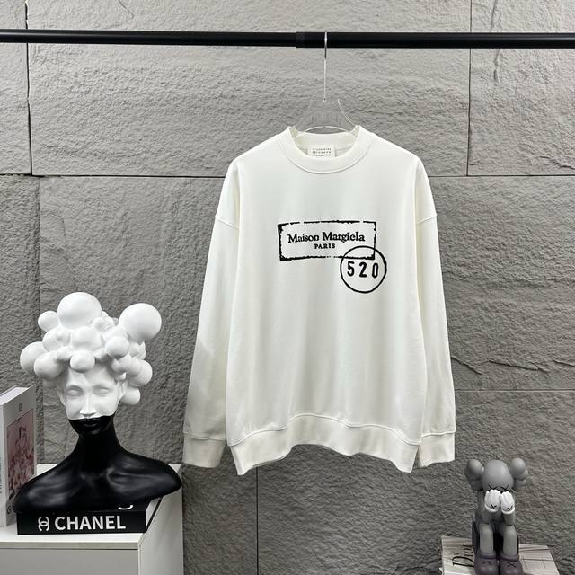 Mm6 马吉*拉2025早秋冬季新款 Mm6字母数字520经典 立体发泡设计工艺 长袖圆领卫衣 定制毛圈面料 男女同款. 颜色：白色 黑色 尺码： S 90-1