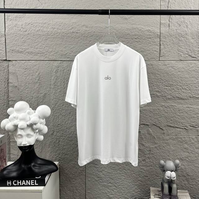 Alo*2025春夏款 经典简约字母立体厚板硅胶工艺 个性Logo 定制双纱平纹纯棉面料 短袖T恤 男女同款 颜色：黑色 白色 尺码： S 90-130斤 M