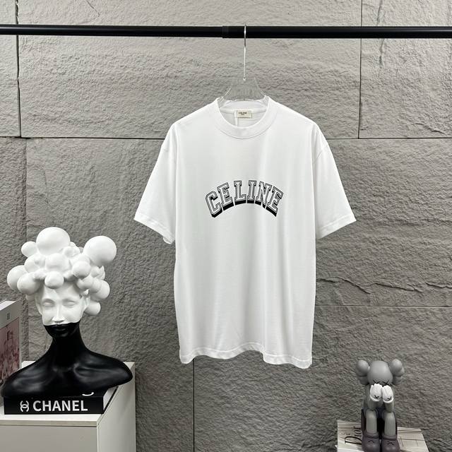 Celi*Ne 塞琳 塞林 2025春夏款 简约字母 立体植绒工艺 个性Logo 定制双纱平纹纯棉面料 短袖T恤 男女同款. 尺码： S 90-130斤 M 1