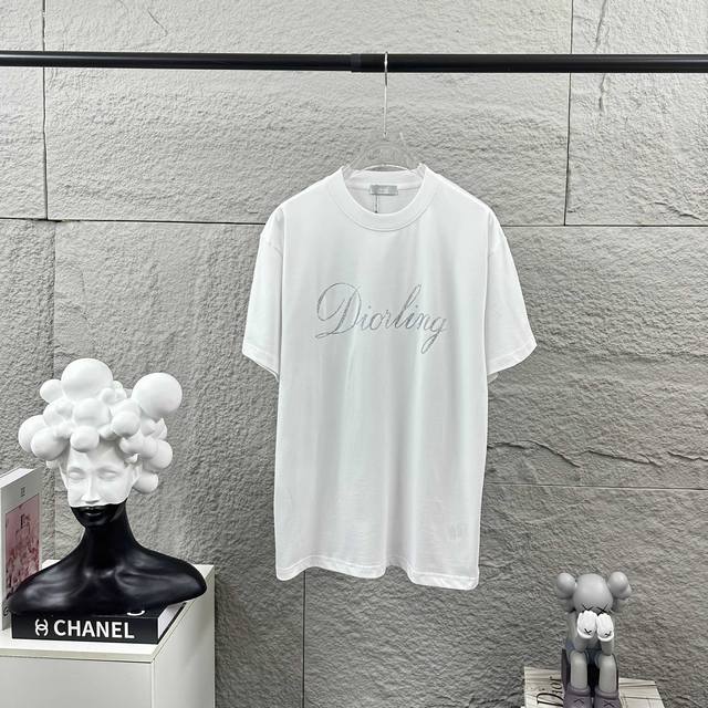 Dio* 克里斯蒂迪奥 2025春夏新款 经典字母细闪碎银立体硅胶工艺 简约大方 定制双纱平纹纯棉面料 短袖T恤 男女同款 颜色：黑色 白色 尺码： S 90-