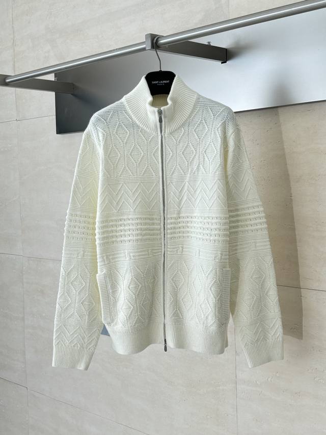 Brunello Cucinell* Bc秋冬新款提花拉链毛衣针织开衫 这款拉链开衫采用30%羊毛和70% 腈纶纱线制作而成，衣身暗藏精致提花纹路，打破纯色针织