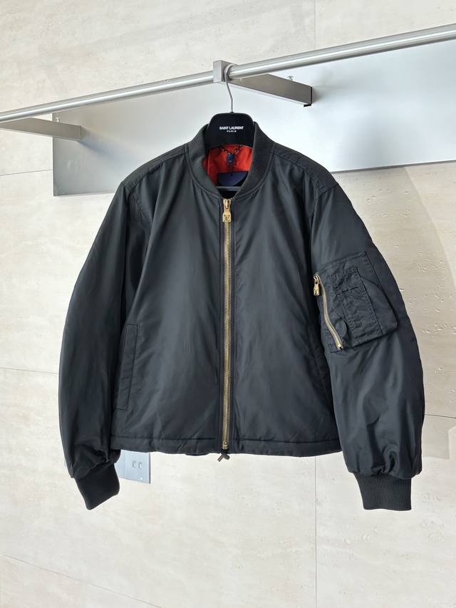 Lv* 路易 25新款立领长袖飞行棉服夹克 防风斜纹面料塑造短款剪裁，衣袖拉链开合口袋设计，内里亮色里布点缀，后背Marqu L.Vuitton DéPoséE