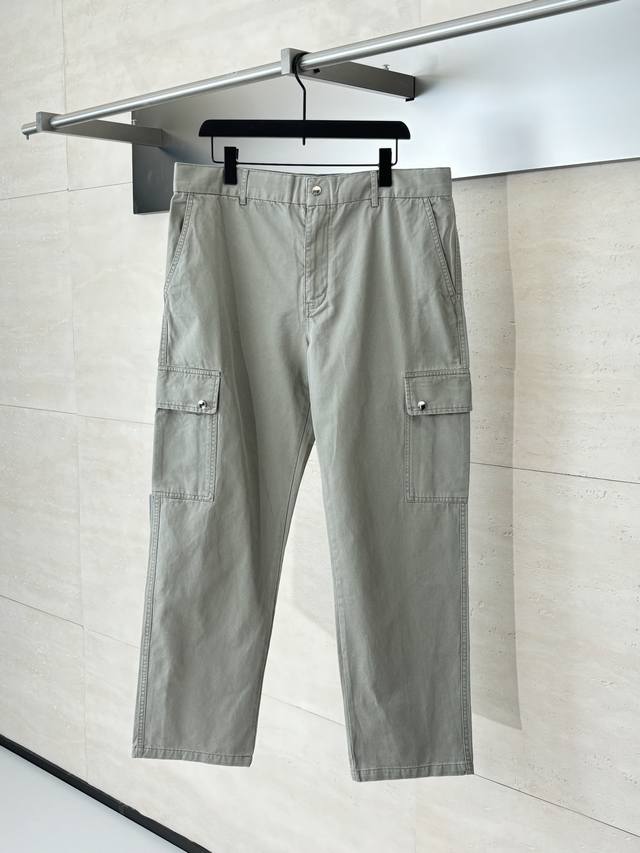 Burberr* 巴宝莉 25Ss新款字母刺绣多口袋工装裤 这款选用精纺棉质嘎巴甸面料精心打造，侧插袋，按扣式侧边翻盖贴袋，按扣式翻盖后袋，后侧饰有Bbr字母刺